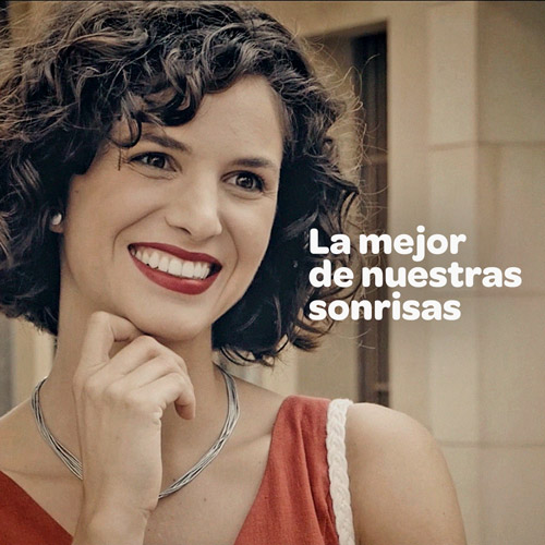 La mejor de nuestras sonrisas’. Versión en castellano con subtítulos en inglés.